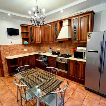 Здається в оренду сучасна 1-кімнатна квартира на вул. Плугова, 10