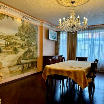 Продам 3-кімнатну квартиру з кухнею-вітальнею в центрі міста