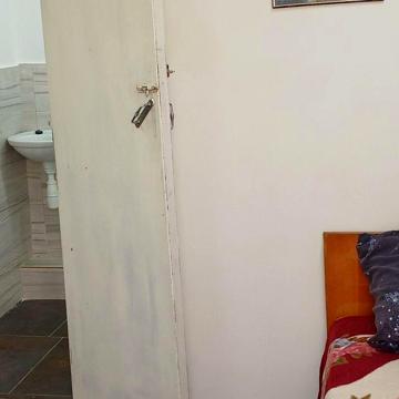 Здається одно кімнатна квартира для однієї людини,
