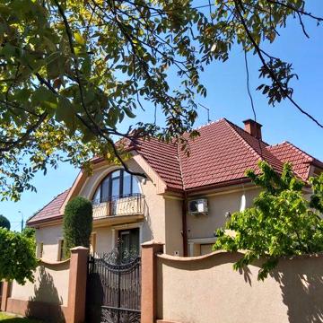 Аренда дома в центре с камином , террасой и бассейном с подогревом