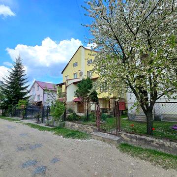 Продаж Білогорща. 2 будинки із 2 ділянками.
