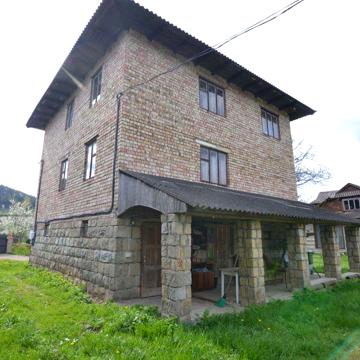БУДИНОК в Яремчі на 8 кім з гаражем + гостьовий буд з літнею кухнею