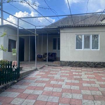 Продам 1/2 будинку
