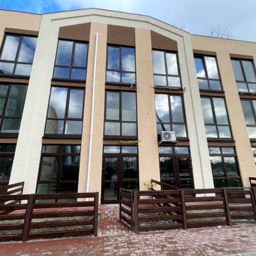 Квартира з двориком. З ремонтом під чистове оздоблення.Газ.Без комісії