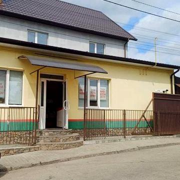 Будинок та магазин поряд м. Богуслав