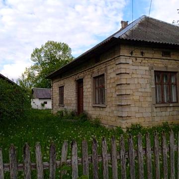 Будинок з господарськими будівлями