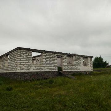 Недобудований будинок, земельна ділянка