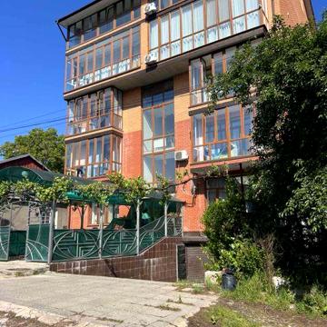 Здається трехкімнатна квартира в новобудові з гаражєм вул.Довбуша