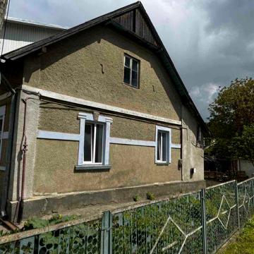 Будинок з ділянкою в центрі міста