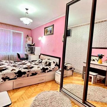 Василя Симоненка вул., 22