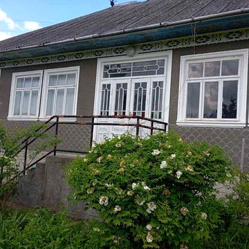 Будинок в центрі  села з земельною ділянкою в Хотинському районі