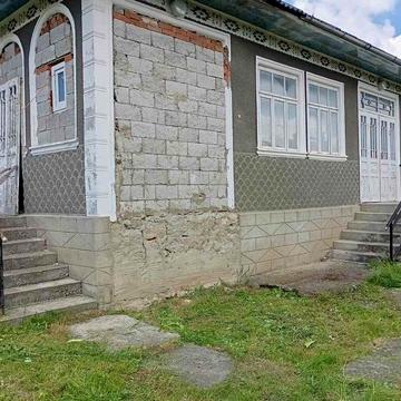 Будинок в центрі  села з земельною ділянкою в Хотинському районі