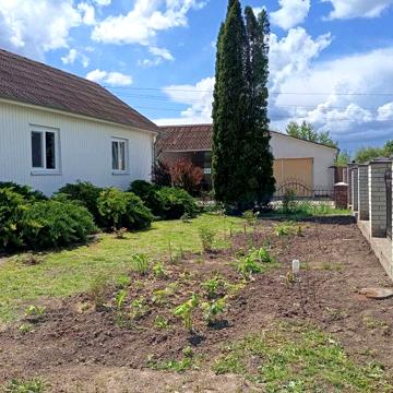 Продам будинок з Жилою літнею кухнею,3 гаражами,в 12 км.від м.Горохів!