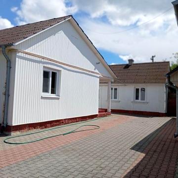 Продам будинок з Жилою літнею кухнею,3 гаражами,в 12 км.від м.Горохів!