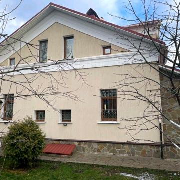 Продам 1/2 будинку в Центрі.