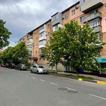 3-кімнатна на Подолі, 2 поверх, під ремонт, крута локація за 38 000 $!