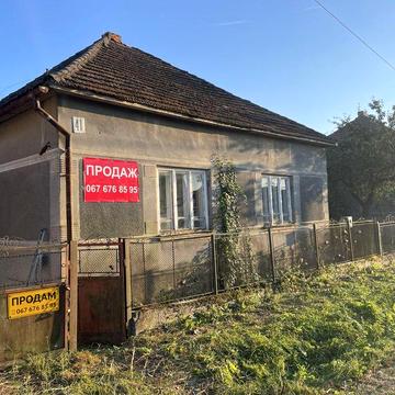 Будинок в центрі смт Батьово