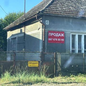 Будинок в центрі смт Батьово