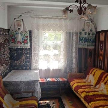 Гарна ділянка з старим будинком