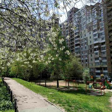 Академмістечко. Чудова 4-х кімнатна на Ушакова, середній поверх.