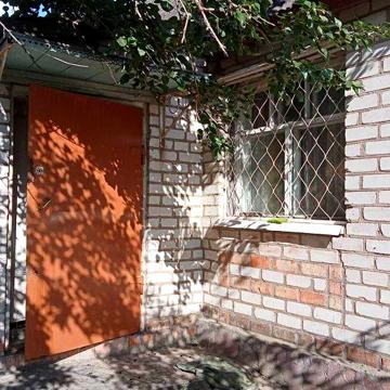 Будинок і сад у межах міста Покров, Нікоп. р-он, Дніпроп. області.