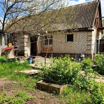 Будинок і сад у межах міста Покров, Нікоп. р-он, Дніпроп. області.