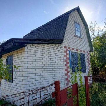 Дача ЗАЗ поряд із зупинкою.