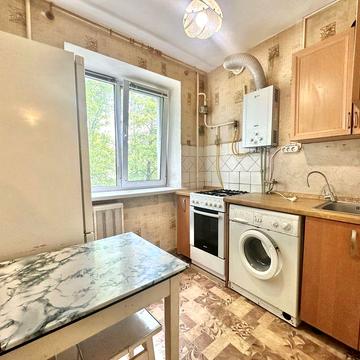 Продам. Центр .  3-кімнатна  60м2  біля школи