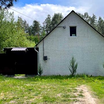 Продається дачний будинок з участком 6 соток.
