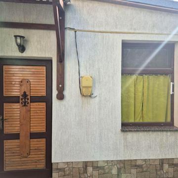Здається будинок в центрі з паркомістом.