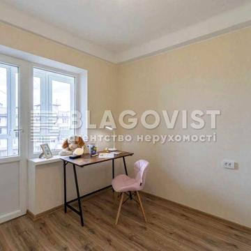 Простора 3х кімнатна квартира, Виноградор