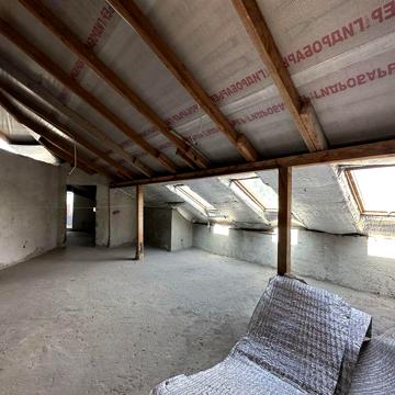 Продається простора 3-кімнатна мансардна квартира 107м2