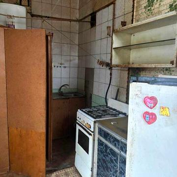 Продам недорого 1 к в Центре , м. Левада или Спортивная
