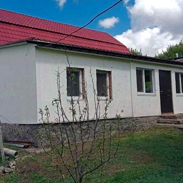 Продам житловий будинок зі зручностями в центрі Слатино.