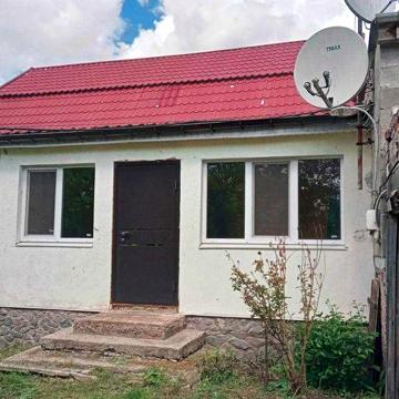 Продам житловий будинок зі зручностями в центрі Слатино.