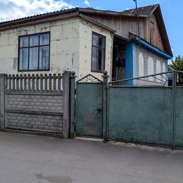 Продається будинок в центрі міста Полонне.