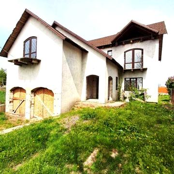 Двох єтажний будинок , Незавершене будівництво , поручь з центром
