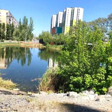 Продам большую 3к возле озера Победа 6.Кирпичный дом.Перемога