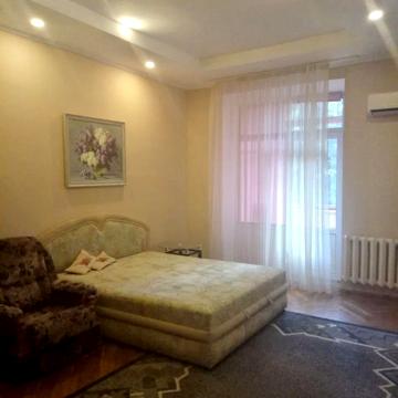 Лаврська вул. (Січневого Повстання), 6