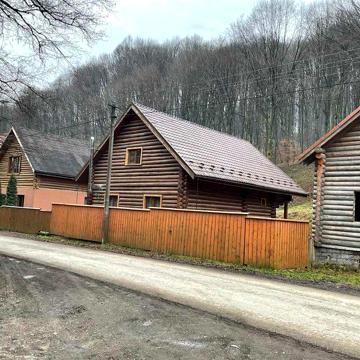 Зрубний деревяний будинок в Шаяні, вул. Центральна