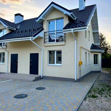 Кутовий таунхаус 110 м² з ділянкою, озером і басейном, Гнідин