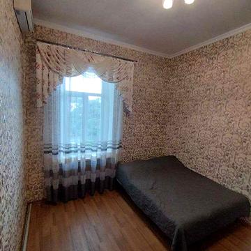 Продам выделенную блоком коммуну в центре.Свой санузел.Ремонт(098-487)