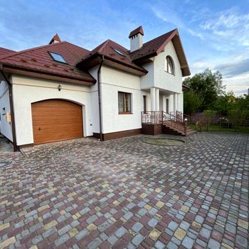 Просторий будинок у Трускавці з ремонтом, меблями, технікою та садом