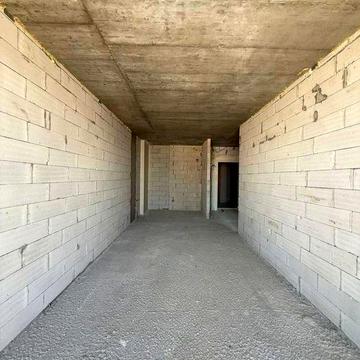 В самому центрі міста,здана новобудова, поруч  озера. ЖК Ярко