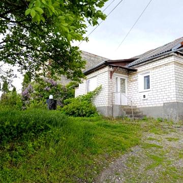 Продаж будинку та землі