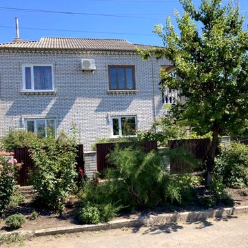 Великий будинок в гарному районі