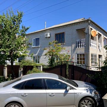 Великий будинок в гарному районі