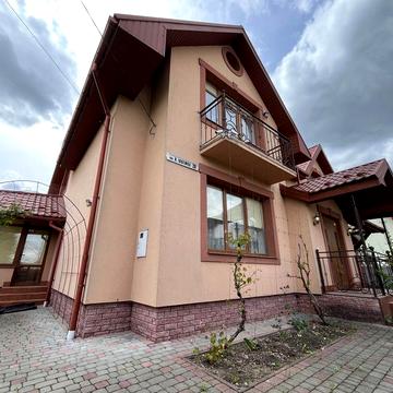 Продається будинок пл. 244 м2 в передмісті Івано-Франківська