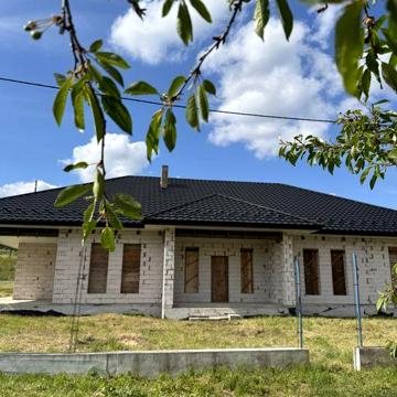 Просторий будинок з комунікаціями