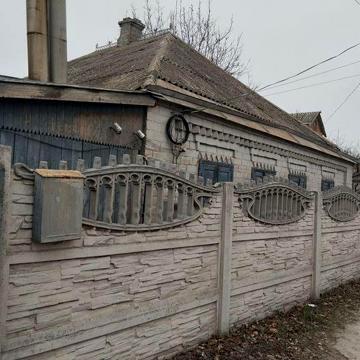 Продам дом  в самом центре Новая Водолага  дом с удобствами